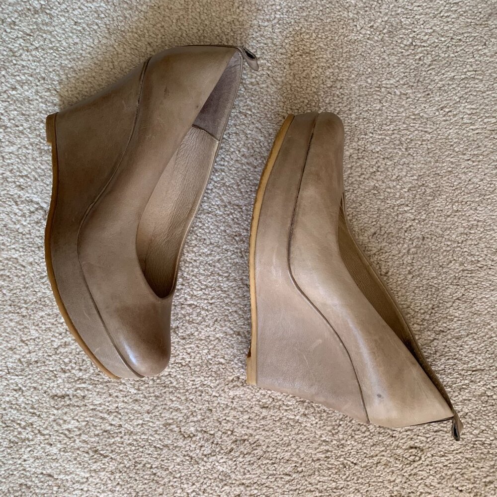 HIBOU - Tan leather wedges - Picture 2 of 3